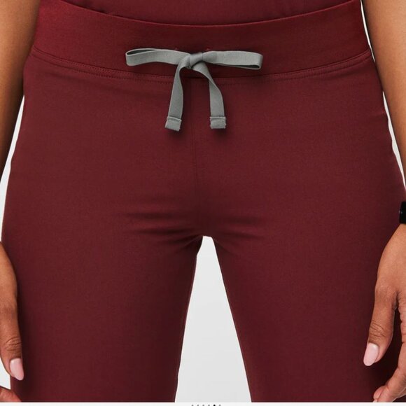 NWT Fig Scrubs Set (Livingston Petite Pants + Casma 3-Pocket Top) Burgundy - Picture 4 of 5